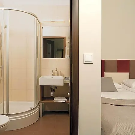 Expo Aparthotel 3*